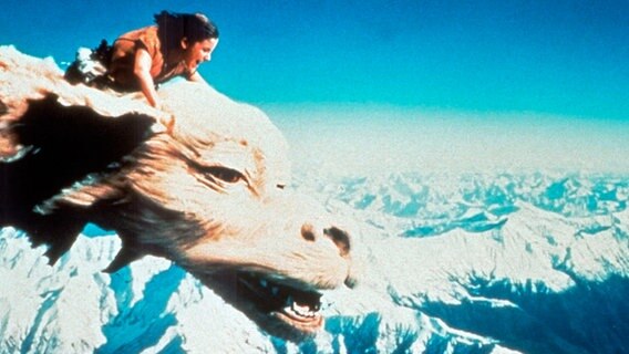 Der Krieger Atreju (Noah Hathaway) reist auf dem Rücken des Glücksdrachen durch Fantasien. Der Krieger Atreju (Noah Hathaway) reist auf dem Rücken des Glücksdrachen durch Fantasien. © NDR/ARD Degeto