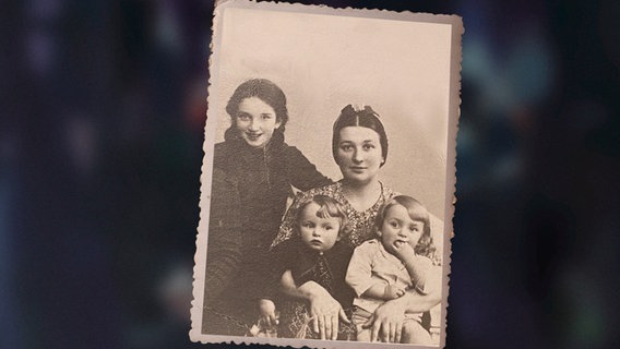 Familienfoto von Adam, Ida, Mutter und ihrer Schwester. Ida vermisst ihre ältere Schwester Genia. Von ihr fehlt bis heute jede Spur. © Ida Paluch 