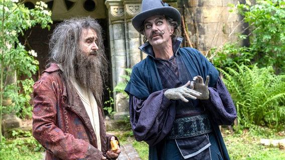 Der verwahrloste Gutsherr Veith (Matthias Redlhammer) hat lange auf die Rückkehr von Mercurius (Holger Daemgen) gewartet. © Radio Bremen/Michael Ihle 