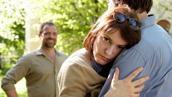 Katrin Wiedemann (Nicolette Krebitz) will mit Phillip Esch (Hary Prinz) mal alleine sein. Frank Wiedemann (Jürgen Maurerstört) ist unverfroren. © MDR/Ariane Krampe Filmproduktion/Christiane Pausch 