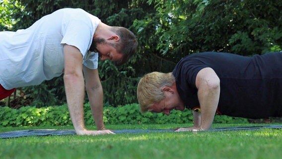 Philipp und Christian beim Workout. © NDR 