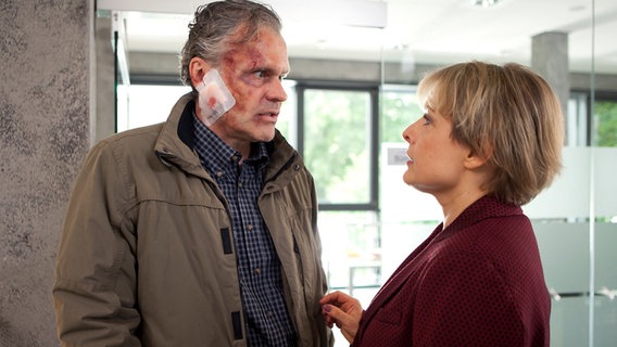 Ein im Gesicht verletzter Mann und eine Frau schauen sich nachdenklich an. © ARD/Daniela Incoronato Foto: Daniela Incoronato