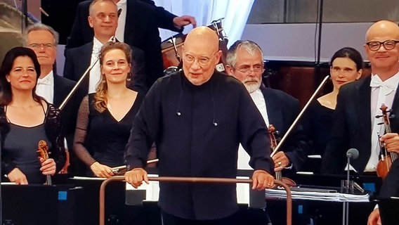 Dirigent Dennis Russell Davies (Mitte), Wolfgang Max rechts hinter dem Dirigenten. © MDR 