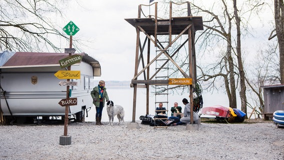 Hubert (Christian Tramitz, 3.v.r.) und Griwidz (Michael Brandner, 2.v.r.) entdecken den Besitzer des Campingparks tot unter einer Aussichtsplattform. Laut Pathologin Dr. Fuchs (Susu Padotzke, r.) handelt es sich bei dem Absturz um keinen klassischen Arbeitsunfall (mit Gabriele Fischer als Spaziergängerin, l.). Hubert (Christian Tramitz, 3.v.r.) und Griwidz (Michael Brandner, 2.v.r.) entdecken den Besitzer des Campingparks tot unter einer Aussichtsplattform. Laut Pathologin Dr. Fuchs (Susu Padotzke, r.) handelt es sich bei dem Absturz um keinen klassischen Arbeitsunfall (mit Gabriele Fischer als Spaziergängerin, l.). © ARD/Kai Neunert