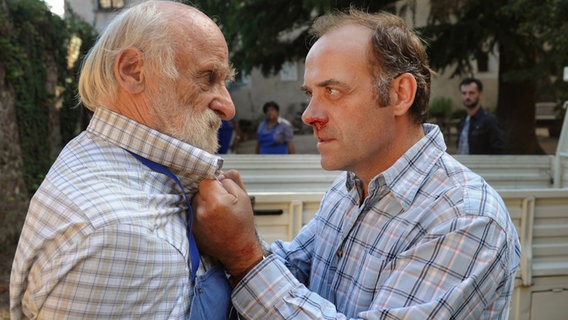 Ein Mann, der aus der Nase blutet, packt einen anderen Mann am Kragen. © NDR/ARD Degeto/Hans-Joachim Pfeiffer Foto: Hans-Joachim Pfeiffer
