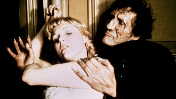 Der enterbte Charlie Wilder (Peter McEnery) hat sich als Psychopath verkleidet und die Millionenerbin Annabelle West (Carol Lynley) in seine Gewalt gebracht. © ARD/DEGETO 