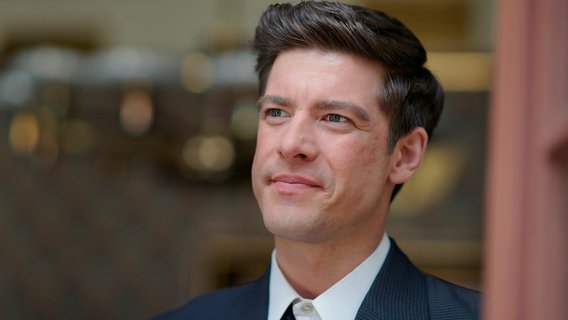 John F. Kennedy (Philipp Danne) kurz vor seiner Rede 1963 am Schöneberger Rathaus. © rbb/NDR/Vincent PRODUCTIONS/Jan 