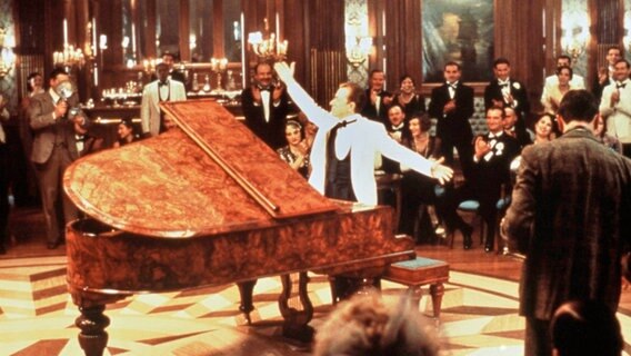 Durch sein magisches Klavierspiel wird Neunzehnhundert (Tim Roth) der Star des Luxusliners. © ARD Degeto 