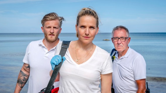 Nora (Tanja Wedhorn), ihr Kollege Lars (Bo Hansenl, li.) und ein weiterer Sanitäter (Wolfgang Stadler) eilen zum Strand. © ARD Degeto/Boris Laewen 