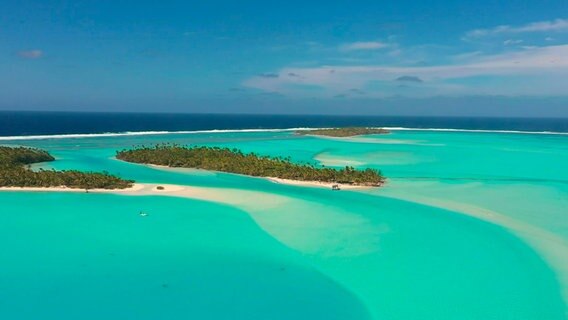 Cook Islands in der Südsee: glasklares Wasser und traumhafte Sandstrände - für viele der Sehnsuchtsort schlechthin. © NDR/SWR 