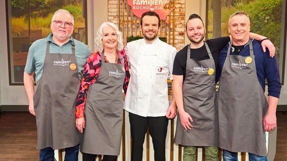 Volker Delsing, Karin Delsing, Steffen Henssler, Tim Weidemann, Stefan Florian (v.l.n.r.). © NDR/Markus Hertrich 