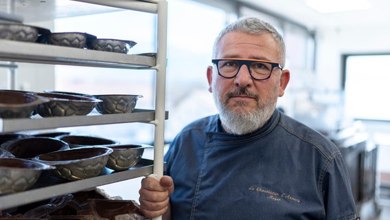 Bruno Meyer, Chocolatier in Annecy in 2. Generation, setzt auf Handarbeit. © NDR 