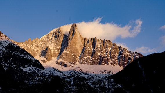 Die letzten Sonnenstrahlen bringen das Mont Blanc Massiv zum Glühen. © NDR 