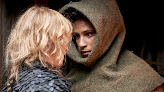 Cappa (Vera Vitali) trifft sich mit ihrem Informanten Tjegge (Lancelot Ncube). © Viaplay Group/Filmlance International AB/Film i Väst/Ahil Films/ARD Degeto Film/Audrius Solominas 