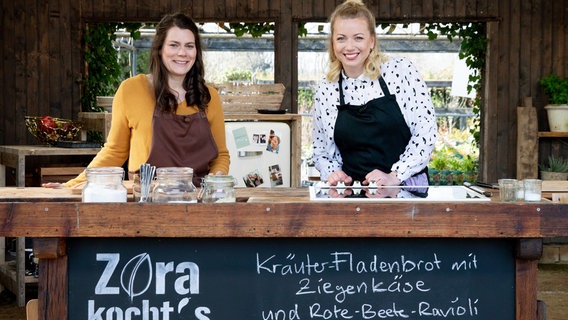 Köchin Zora Klipp mit Ziegen-Landwirtin Sophia Traut am Kochtresen. © NDR/cineteam hannover 