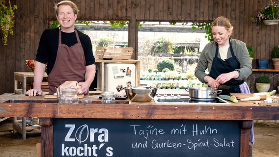 Lars Odefey, Landwirt, bringt Zora Klipp, Köchin, für ihr Gericht ein ganzes Huhn mit und weiß es auch zuzubereiten. © NDR/cineteam hannover/Claudia Timmann 