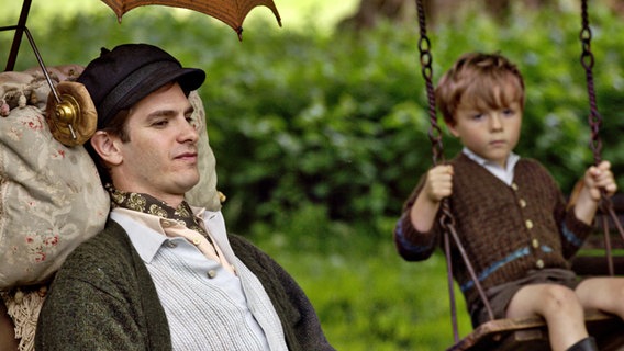 Robin Cavendish (Andrew Garfield) mit seinem Sohn Jonathan (Jack/Frank Madigan). © ARD Degeto/Squareone Entertainment 