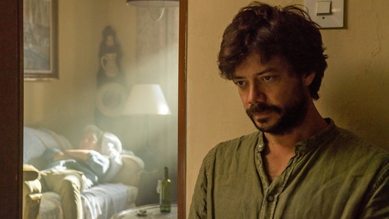 Oscar (Álvaro Morte) droht an seinem Doppelleben zu zerbrechen. © SWR/Moviestar/Maria Heras 