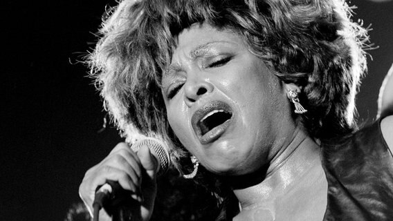 Tina Turner singt an einem Mikrofon © dpa Bildfunk 