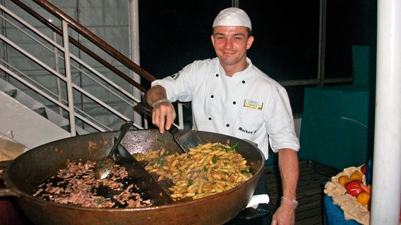 Kochazubi Markus beim Kochen am Lido-Buffet. © NDR/BR/Bewegte Zeiten GmbH/Hartung 