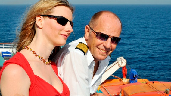 Sängerin Joanna Zimmer mit Kapitän Morten Hansen. © NDR/BR/Bewegte Zeiten GmbH/Frank Funke 