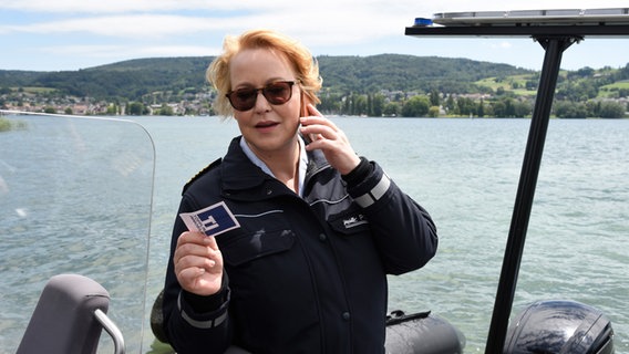 Nele Fehrenbach (Floriane Daniel) gibt erste Ermittlungsergebnisse an ihr Team weiter. © ARD/Laurent Trümper 