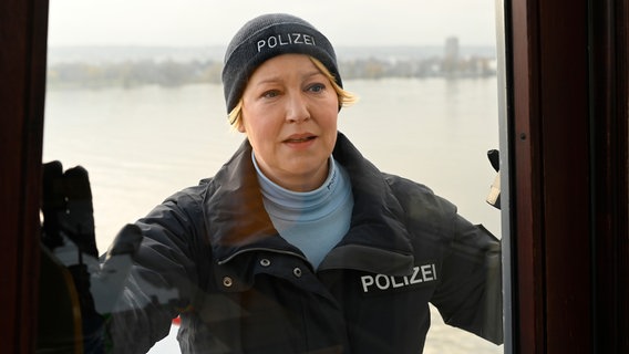 Nele Fehrenbach (Floriane Daniel) muss die Kaptänin der Fähre davon abhalten, ungebremst in den Hafen zu fahren und so eine verheerende Katastrophe auszulösen. © ARD/Laurent Trümper 