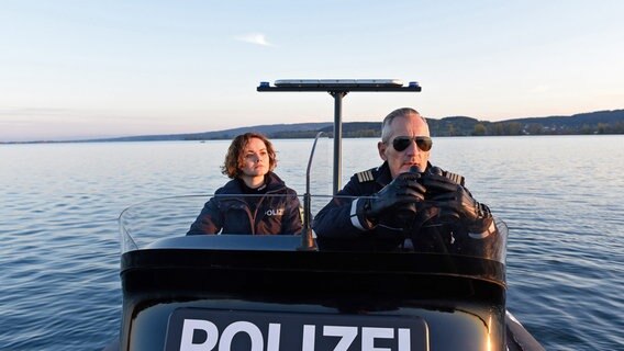 Julia Demmler (Wendy Güntensperger, l.) und Paul Schott (Tim Wilde, r.) sind auf dem Weg zu Ermittlungen. © ARD/Laurent Trümper 