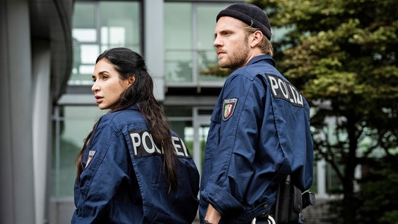 Arda Turan (Yasemin Cetinkaya, l.) und Frank van Dijk (Niklas Osterloh, r.) sind mit den Ermittlungen auf sich alleine gestellt. © ARD/Martin Valentin Menke 