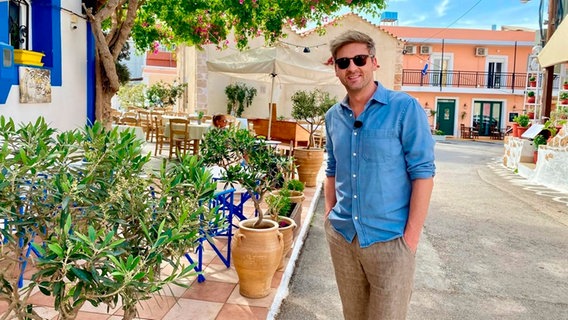 Moderator Johannes Zenglein hat sich eine Pauschalreise auf die Insel Kreta gebucht. In fünf Tagen will er möglichst viel erleben. Und das für unter 1.000 Euro. Moderator Johannes Zenglein hat sich eine Pauschalreise auf die Insel Kreta gebucht. In fünf Tagen will er möglichst viel erleben. Und das für unter 1.000 Euro. © SWR/Bavaria Entertainment GmbH