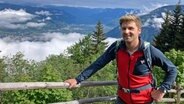 Wandern zählt zu den beliebtesten und günstigsten Urlaubsaktivitäten in Südtirol. Johannes Zenglein checkt, was die beliebte Bergregion zu bieten hat, und wie teuer ein Urlaub in Südtirol ist. © SWR/Bavaria Entertainment GmbH 