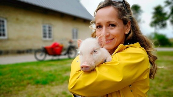 Moderatorin Tamina Kallert besucht einen Ferienbauernhof an der Flensburger Förde. © WDR/Anja Koenzen 