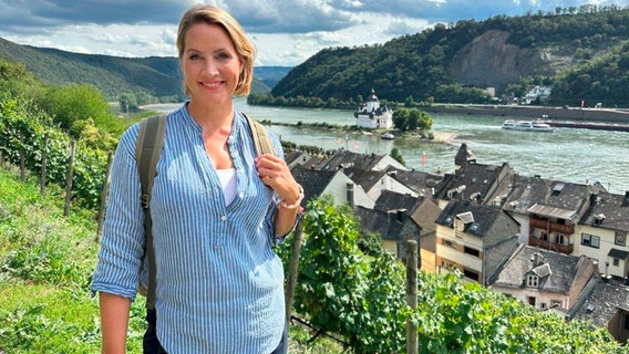 Für Wunderschön wandert Judith Rakers den wohl schönsten Abschnitt des Rheinsteigs – das Mittelrheintal zwischen Koblenz und Rüdesheim. © WDR/Bavaria Entertainment GmbH/Sarina Zillingers 