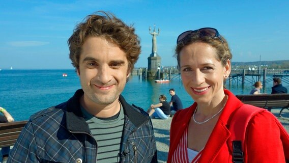 Moderatorin Tamina Kallert trifft Schauspieler und Autor Oliver Wnuk, der ihr seine Heimatstadt Konstanz zeigt. Moderatorin Tamina Kallert trifft Schauspieler und Autor Oliver Wnuk, der ihr seine Heimatstadt Konstanz zeigt. © WDR/Christiane Möllers