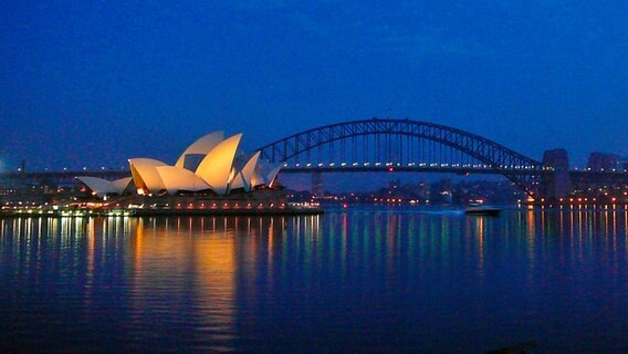 Blick auf das Opernhaus von Sydney, im Hintergrund die Harbour Bridge, am frühen Morgen. © SWR/Werner Meyer 