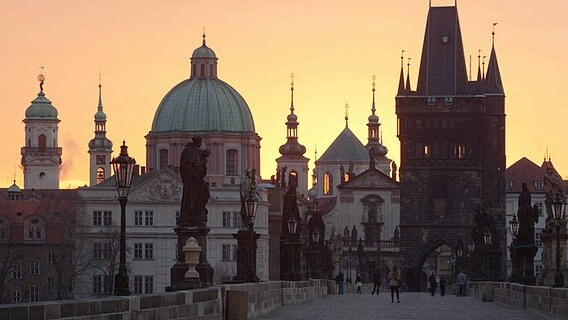 Morgenstimmung auf der Karlsbrücke in Prag. © picture-alliance 