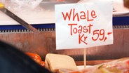 Walfleisch-Angebot auf norwegischem Fischmarkt © NDR/NDR Naturfilm/Ocean Mind/Daniel Opitz 