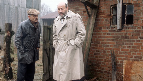 Szene aus dem Tatort "Um Haus und Hof": Die beiden Kommissare Stoever (Manfred Krug) und Brockmöller (Charles Brauer) stoßen sich die Nase. Der Verdächtige Walter Grambeck ist "ausgeflogen". © © NDR 