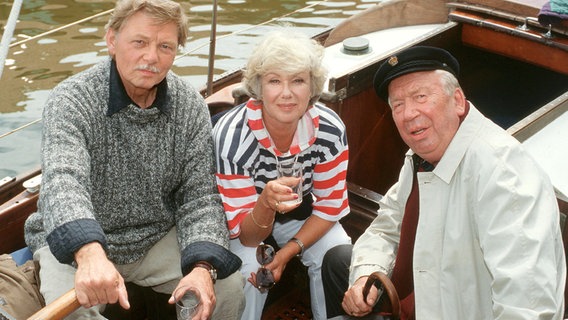 Aussteiger Max Görner (Uwe Friedrichsen) zeigt Hauptkommissar a. D. Paul Overbeck (Heinz Reincke) und seiner Frau Margret (Maria Sebaldt) stolz seine Segelyacht, mit der er bald auslaufen will. Flucht oder Urlaub? © © NDR, honorarfrei 