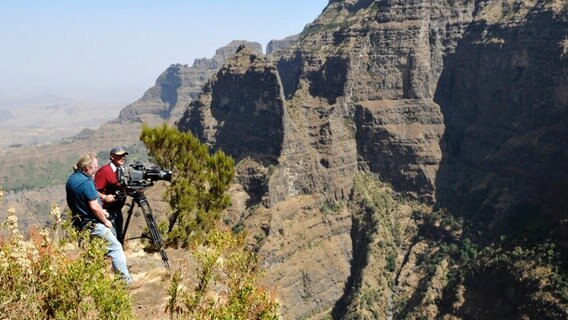 Filmteam in den Simien Mountains in Äthiopien © © NDR/Dr. Harald Pokieser/ORF 