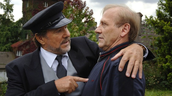 Konzernchef Ernst Schmitt (Götz George, l.) macht seinem Chauffeur Hubert (Karl Kranzkowski) klar, dass er sich nun wie ein Milliardär zu verhalten hat. © © ARD Degeto/Martin Menke 