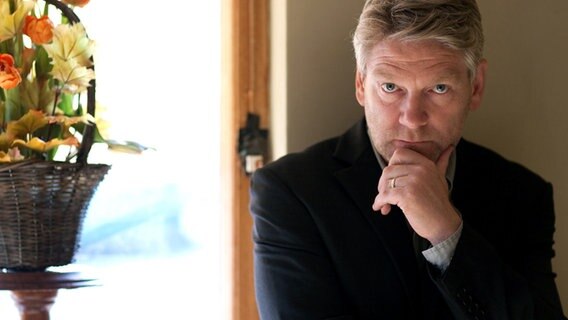 Kommissar Wallander (Kenneth Branagh) steht vor einem schwierigen Rätsel. © © NDR/ARD Degeto/Yellow Bird 