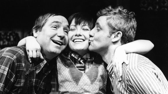 Bühnenstück aus dem Ohnsorg-Theater "Mit Gefühl und Wellenschlag": Jochen Schenck, Herma Koehn und Edgar Bessen. © © NDR/Rudolf Ohnesorge, honorarfrei 