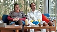 Tatortreiniger Heiko Schotte (Bjarne Mädel) macht Pause. Er beruhigt die ehemalige Patientin Rebecca (Bettina Stucky) um sie von ihrer Trauer über den plötzlichen Tod ihres Psychotherapeuten abzulenken. © © NDR/Thorsten Jander 
