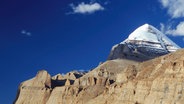 Der heilige Berg Kailash, weit im Westen Tibets gelegen, ist nicht nur das Ziel von Millionen Pilgern, die den heiligen Berg umwandern, sondern er liegt auch im Quellgebiet der großen Flüsse Asiens. © © NDR/WDR/Cavin Maxwell 
