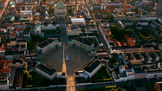 Schloss Amalienborg in Kopenhagen. © © NDR/dmfilm und tv produktion GmbH & Co. KG 