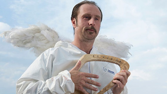 Die Flucht über die Wolken ist Schottys (Bjarne Mädel) letzte Rettung. © © NDR/Thorsten Jander 