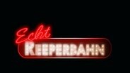 Es sind die wohl berühmtesten 930 Meter in Deutschland: die Reeperbahn in Hamburg. In der NDR Dokusoap "Echt Reeperbahn - Leben auf dem Kiez" werden Menschen dort in ihrem Alltag begleitet, auch fernab des Rotlichtmilieus. Logo.  Diese Fotos können auch für die anderen Folgen von "Echt Reeperbahn - Leben auf dem Kiez" verwendet werden. © © NDR/MIRAMEDIA GmbH 