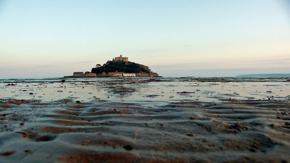 Bei Niedrigwasser auch zu Fuß erreichbar: Saint Michael's Mount vor der Küste von Cornwall. © © NDR/Jonny Müller-Goldenstedt 