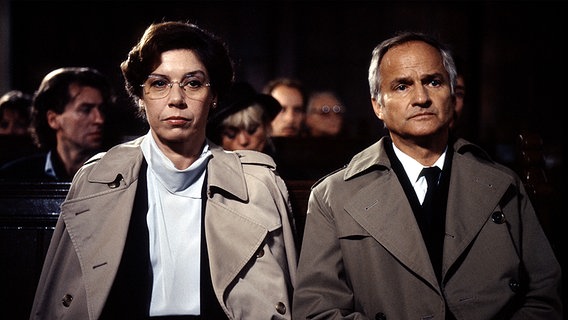 Szene aus dem Tatort "Tod im Elefantenhaus" von 1987 mit Evelyn Hamann als Wilma Happel und Franz Rudnik als Albert Liehr. © NDR 